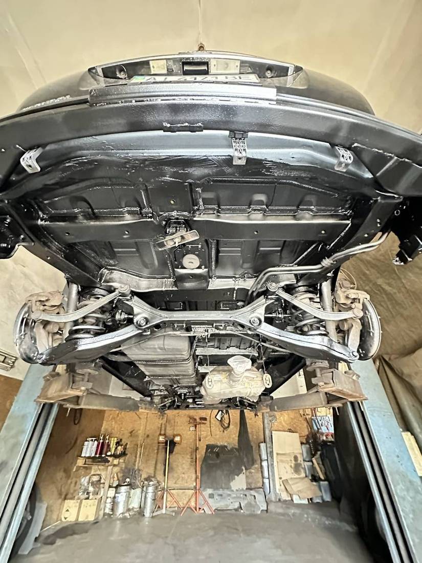 Ніша запаски Kia Carnival після нанесення антикорозійного покриття
