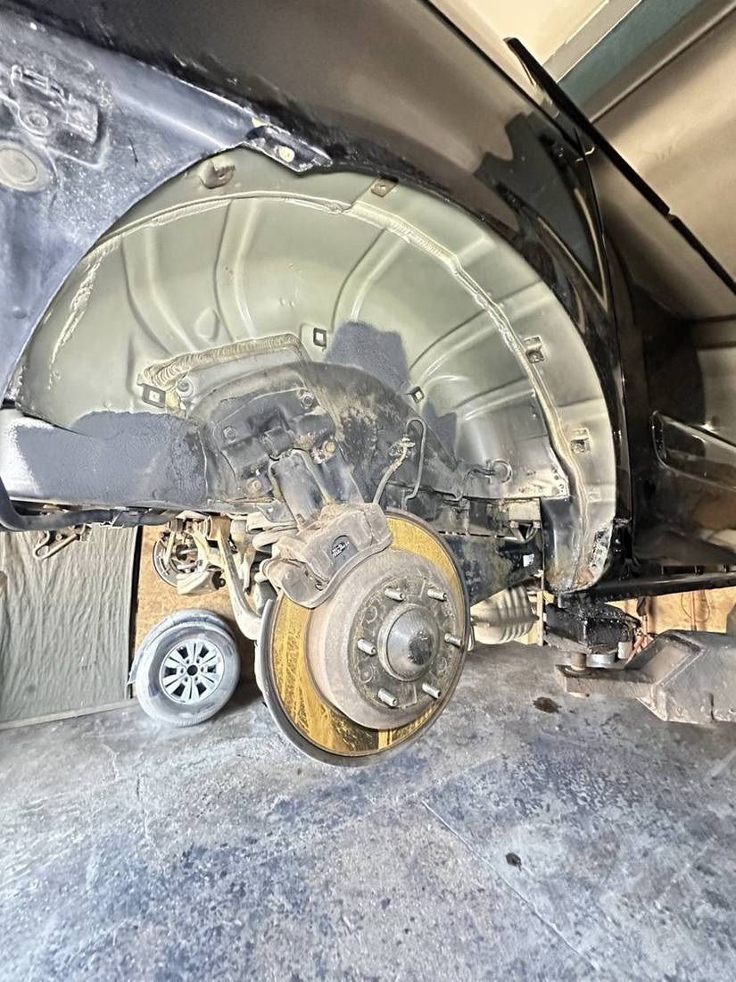 Ніша запасного колеса Kia Carnival до антикорозійної обробки