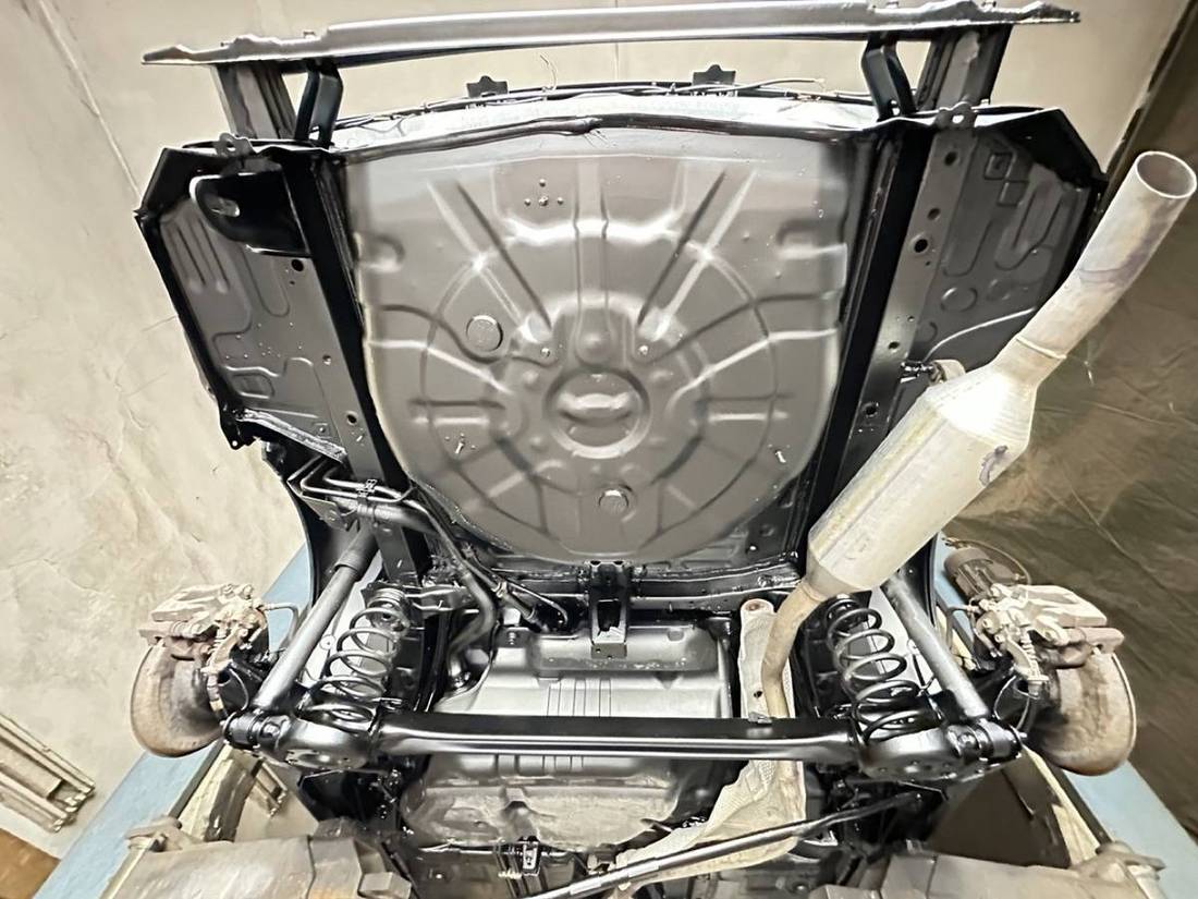 Задня частина днища Toyota Corolla після нанесення антикору