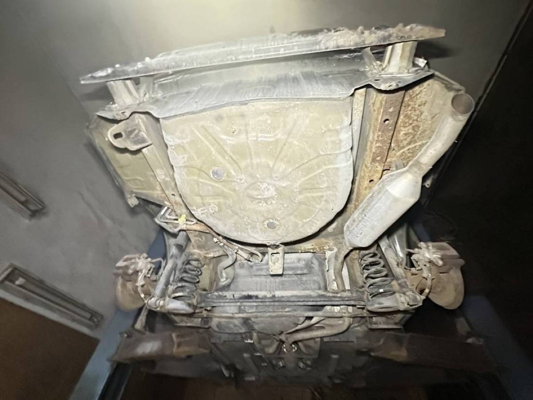 Задня частина днища Toyota Corolla з іржею до обробки