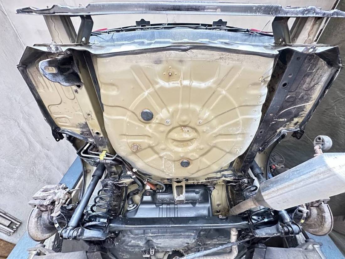 Днище Toyota Corolla після механічного зачищення корозії
