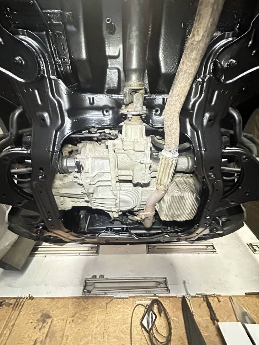 Днище Kia Sportage після антикорозійної обробки Dinitrol